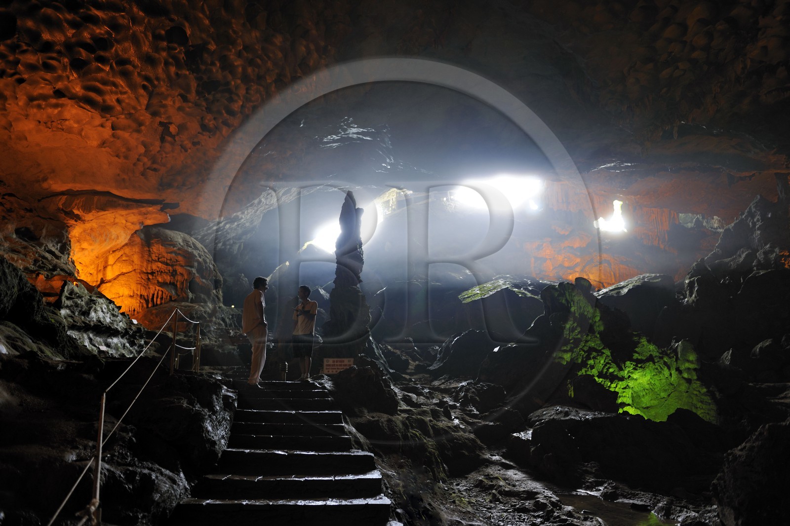 Vietnam, province de Quang Ninh, la Baie d'Halong classée Patrimoine Mondial de l'UNESCO, la grotte Hang Sung Sot dite de la Surprise sur l'île de Bo Hon