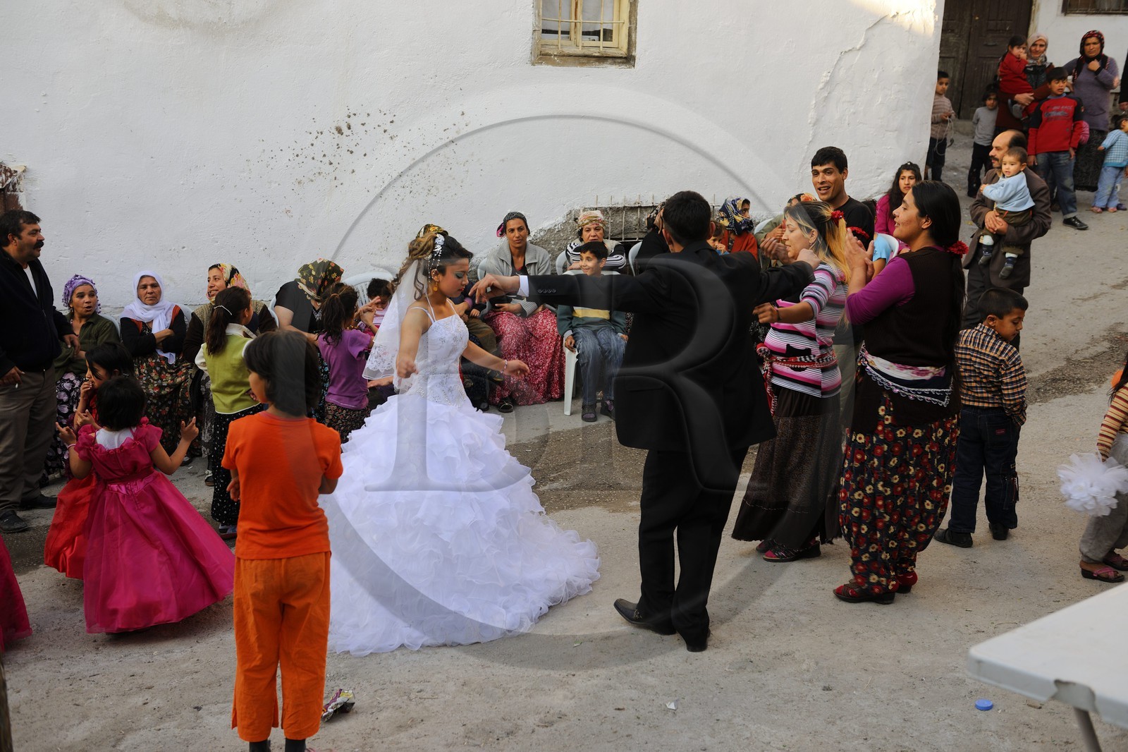 Turquie, Anatolie centrale, Ankara, la citadelle dans la vieille ville, mariage gitan dans la rue