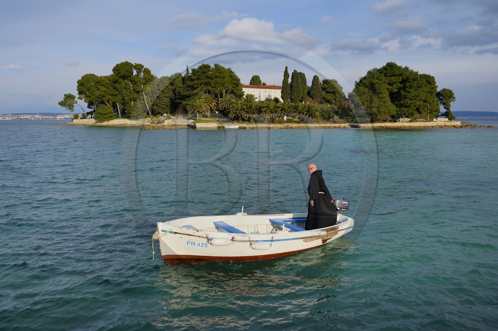 Croatie, Dalmatie, côte dalmate, Ile d’Ugljan, Preko, le frère franciscain Bozo Susic quittant le Monastère Franciscain de l'îlot Galovac sur sa barque
