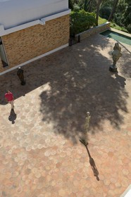 France, Alpes-Maritimes (06), Saint Paul de Vence, Fondation Maeght de l’architecte catalan Josep Lluis Sert, musée d'art contemporain, cour Giacometti, Femme debout II (1960) de Alberto Giacometti