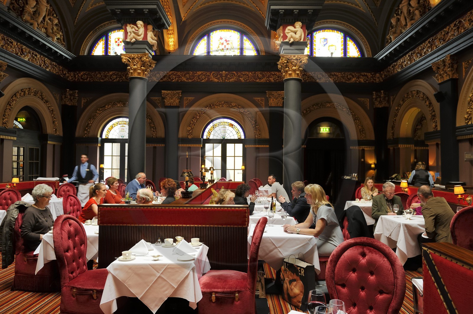 Royaume-Uni, Irlande du Nord, Belfast, la salle de restaurant du Merchant Hotel dans le Grand Hall d'une ancienne banque