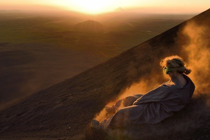 Nicaragua, région de Leon, Volcan Cerro Negro dans la cordillère des Maribios (ou Marrabios), Volcano surfing également connu comme ash boarding dans les cendres du volcan