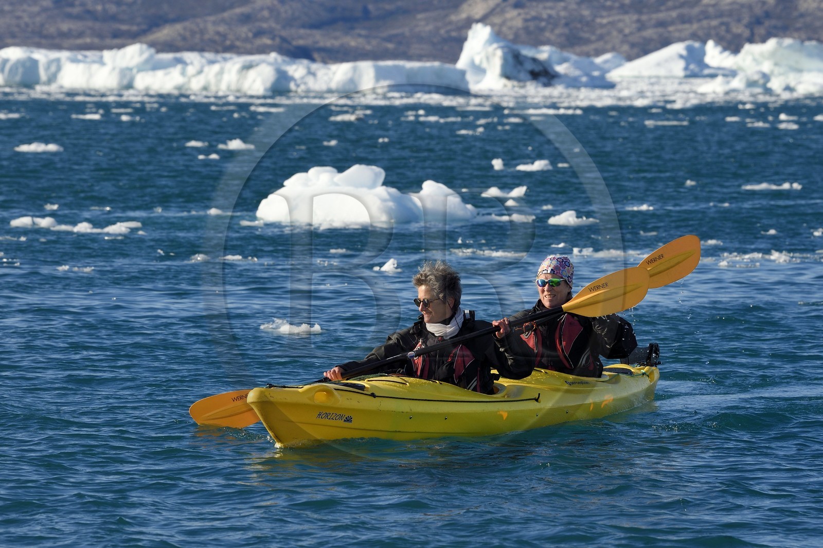 Groenland, cote ouest, baie de Disko, baie de Quervain, kayak progressant au milieu des icebergs