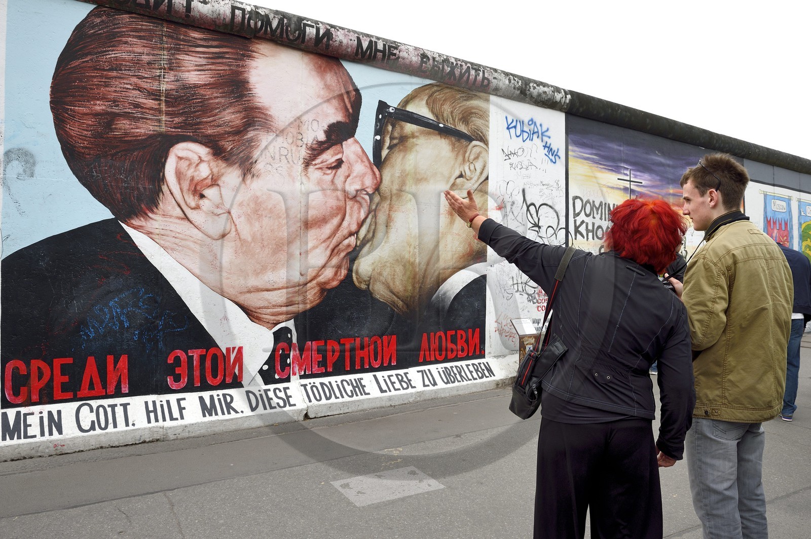 Allemagne, Berlin, Friedrichshain-Kreuzberg, East Side Gallery, le mur, oeuvre des années 1990 et renovée en 2009 intitulée Baiser de l'Amitié de l'artiste Dmitri Vrubel représentant les secrétaires généraux Léonid Ilitch Brejnev et Erich Honecker