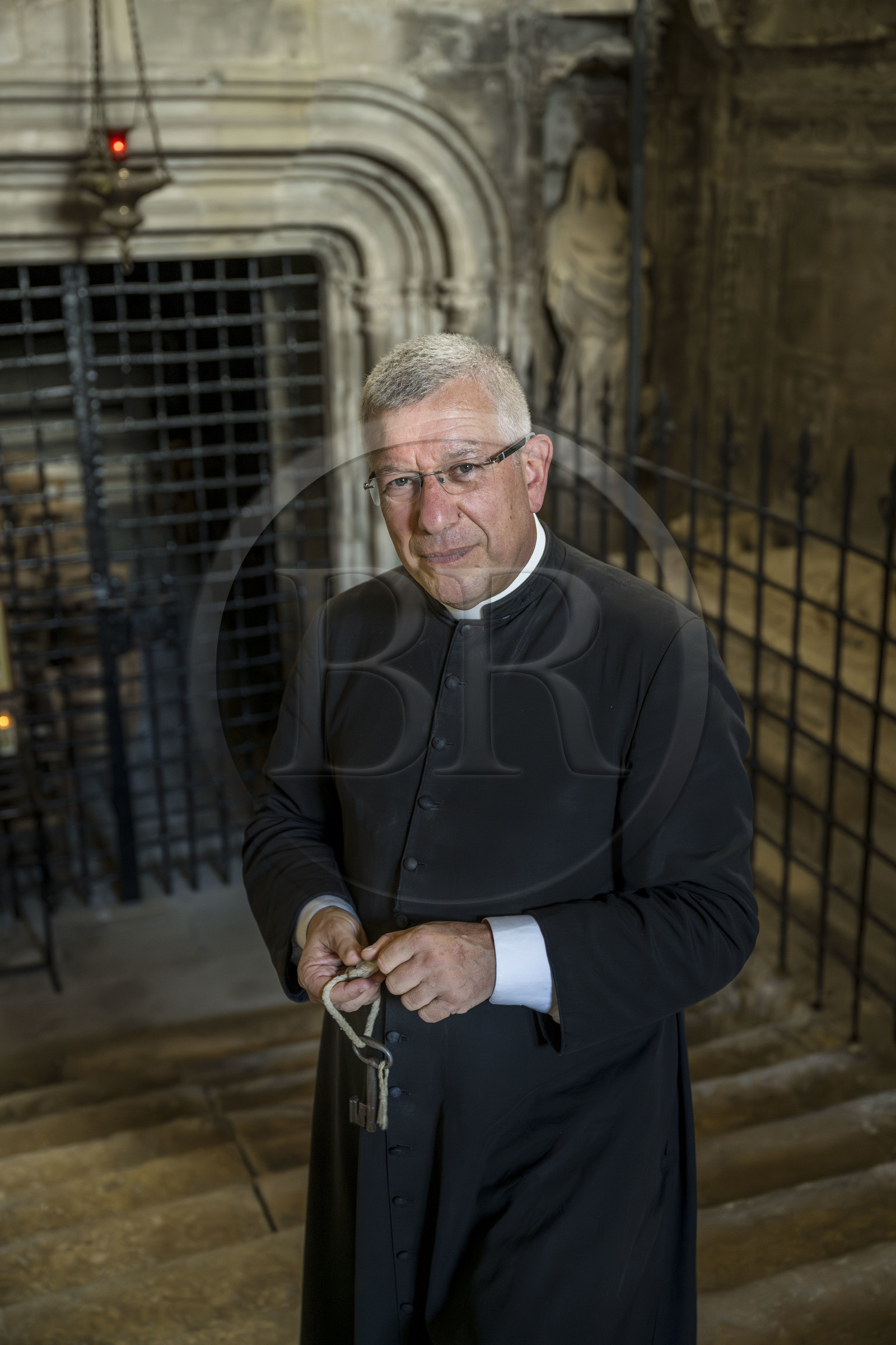 France, Bouches-du-Rhône (13), Tarascon, la collégiale royale Sainte-Marthe érigée aux XIe et XIIe siècles, le Père Michel Savalli en charge de l'église