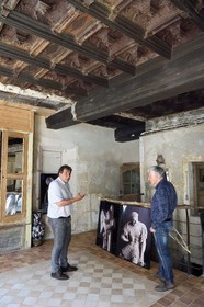 France, Meuse (55), Saint-Mihiel, maison du sculpteur de la Renaissance Ligier Richier, plafond à caissons sculpté en terre cuite moulée au décor géométrique (vers 1540), Francis Rembert propriétaire de la maison à gauche