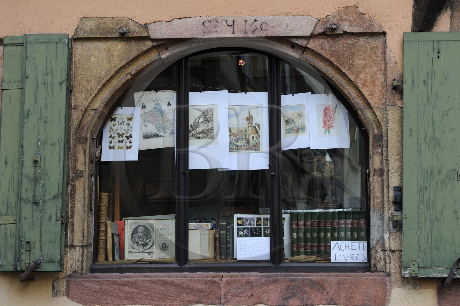 France, Haut-Rhin (68), Colmar, vitrine d'une librairie de livres anciens rue des Marchands