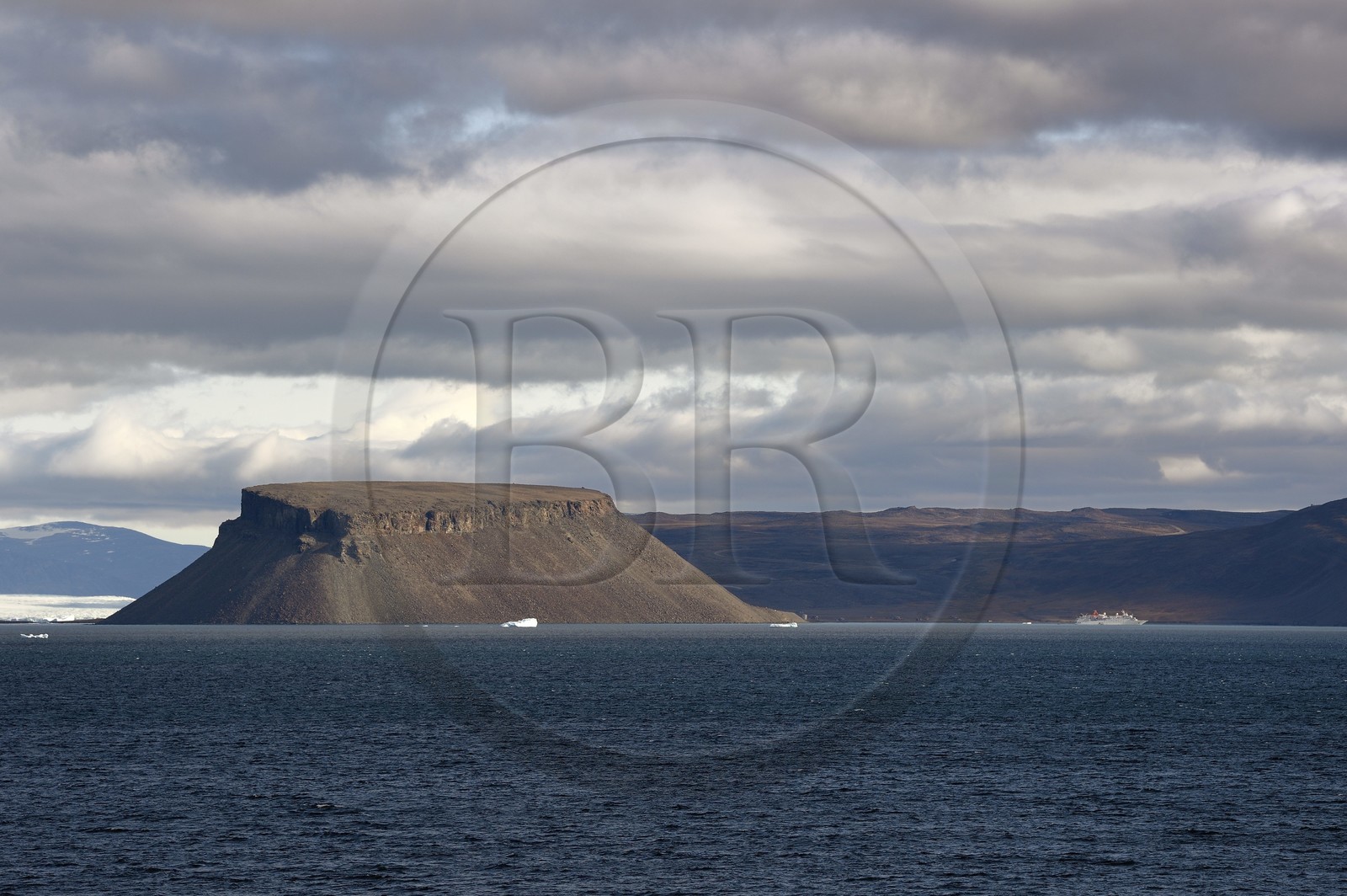 Greenland, west coast, North Star Bay, Wolstenholme fjord, Dundas (Thule) tabular mountain