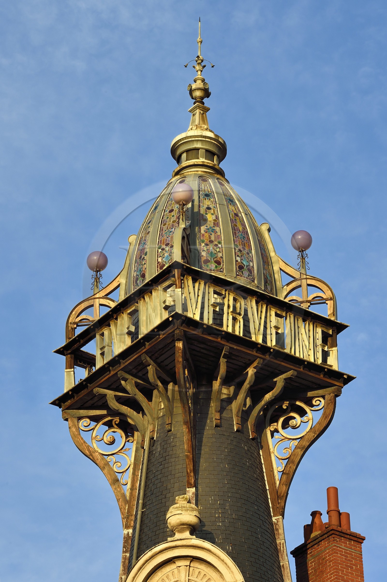France, Haute-Loire (43), Le Puy-en-Velay, établissement originel de la société de la Verveine du Velay construit par l'architecte Proy en 1906, tourelle surmontée d'un dôme garni de vitraux créés par Charles Borie