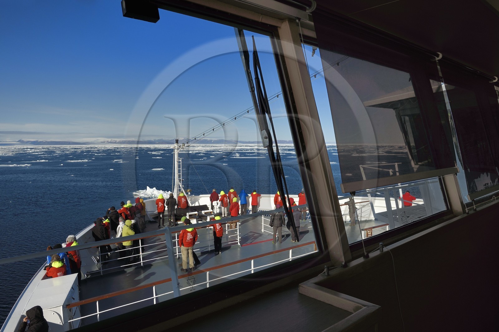 Groenland, cote Nord-Ouest, Smith sound au nord de la baie de Baffin, le bateau de croisière MS Fram de la compagnie Hurtigruten en bordure de la banquise évoluant vers la côte canadienne de l'ile d'Ellesmere