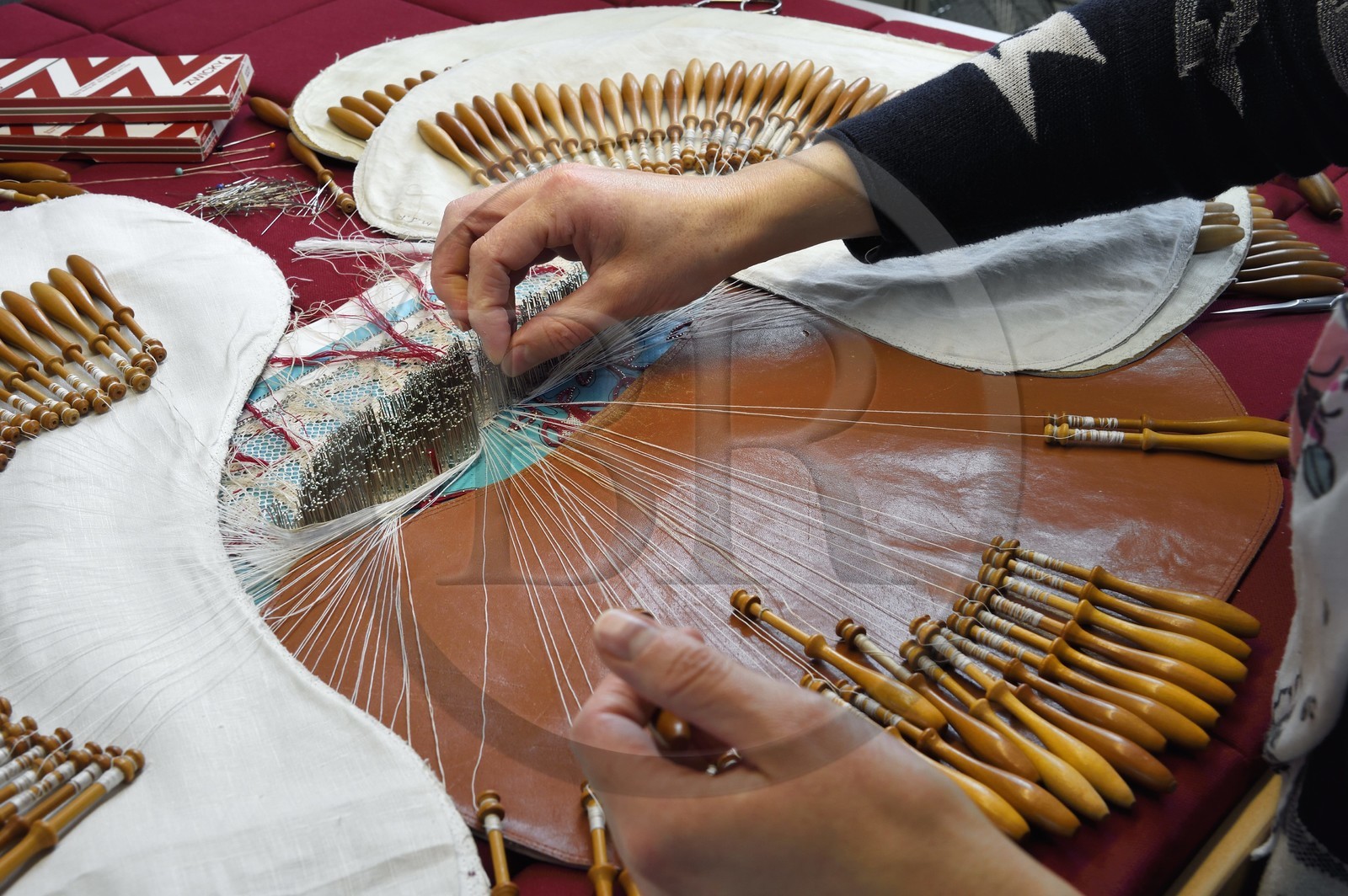 France, Haute-Loire (43), Le Puy-en-Velay, Atelier conservatoire national de la dentelle du Puy, dentelle au fuseau sur des créations d’artistes commandées par le département du mobilier national,  dentellière sur un carreau traditionnel