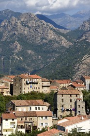 France, Corse-du-Sud (2A), Vallée du Prunelli, Eccica-Suarella, les gorges du Prunelli en arrière plan