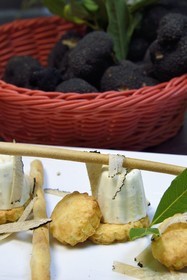 France, Var (83), Aups, restaurant Le Provençal, recette à base de truffes d'été