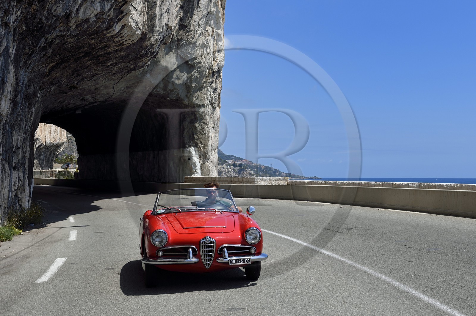 France, Alpes-Maritimes (06), Beaulieu-sur-Mer, Alfa Romeo Giulietta décapotable de collection sur la route de la Basse Corniche
