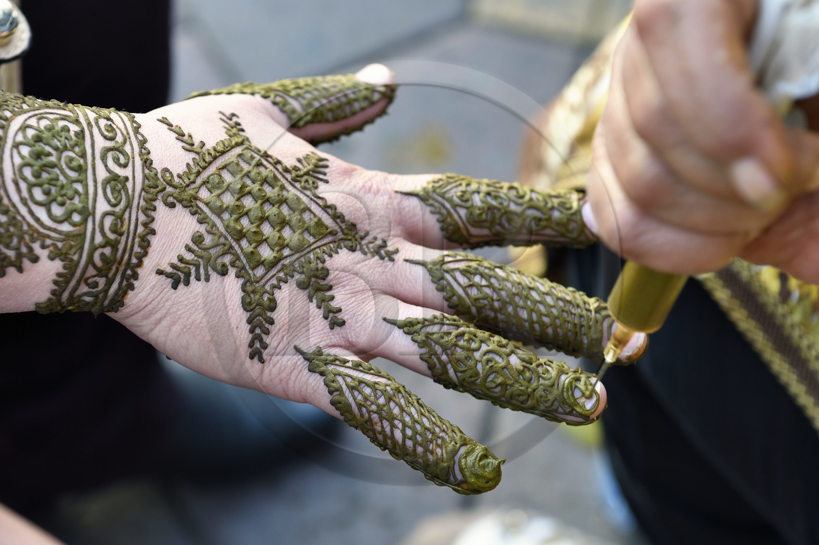 Maroc, Haut-Atlas, Marrakech, ville impériale, Médina classée Patrimoine Mondial de l'UNESCO, place Djemaa El Fna, main dessinée au henné