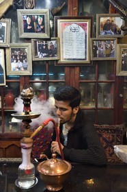Iran, province d'Ispahan, Ispahan, la maison de thé et restaurant Chai Khaneh Azadegan, homme fumant la pipe à eau