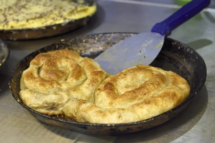 Bosnie-Herzégovine, Sarajevo, quartier de Bascarsija dans la vieille ville, Buregdzinica Oklagija dans la rue Bravadziluk, restaurant de burek et pita, patisseries salées originaire d'Asie centrale très populaires dans les anciens pays de l'Empire ottoman, burek