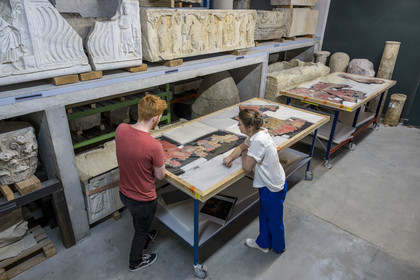 France, Bouches-du-Rhône (13), Arles, musée départemental Arles antique, dans les réserves du musée, issu des fouilles des ruines de la maison de la harpiste (entre 70 et 50 av. J.-C.) dans le site de l'ancienne verrerie de Trinquetaille sur la rive droite du Rhone, assemblage de fragments de la peinture murale à fresque adoptant du rouge vermillon avec le pigment le Cinabre le plus couteux du monde romain, la figure d’une harpiste qui a donnée son nom à la villa