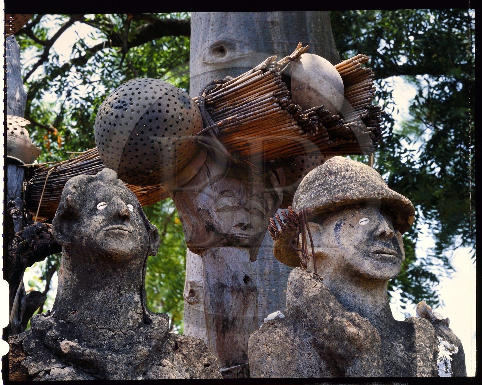 Burkina Faso, province de Poni, pays des Lobi, région de Gaoua et Loropéni, fétiches non traditionnels destinés à mettre en garde contre les coloniaux et plus généralement les blancs