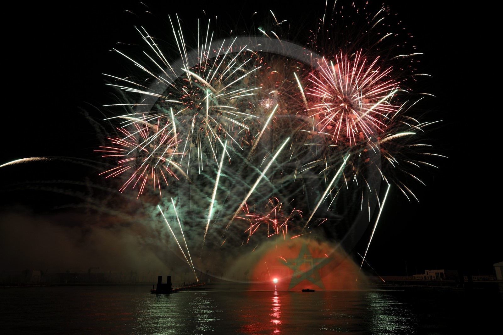 Maroc, région de l'Oriental, station balnéaire de Mediterrania Saïdia, feux d'artifices de la soirée d'inauguration du 19 juin 2009