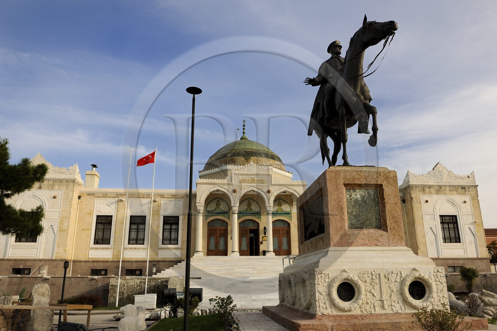 Turquie, Anatolie centrale, Ankara, la statue équestre de Atatürk devant le musée ethnographique