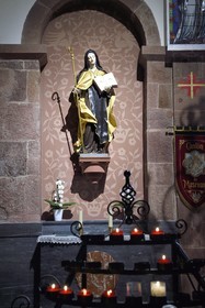 France, Bas-Rhin (67), Mont Saint-Odile, abbaye de Hohenbourg encore appelée couvent du Mont-Sainte-Odile, statue de Sainte-Odile dans la basilique