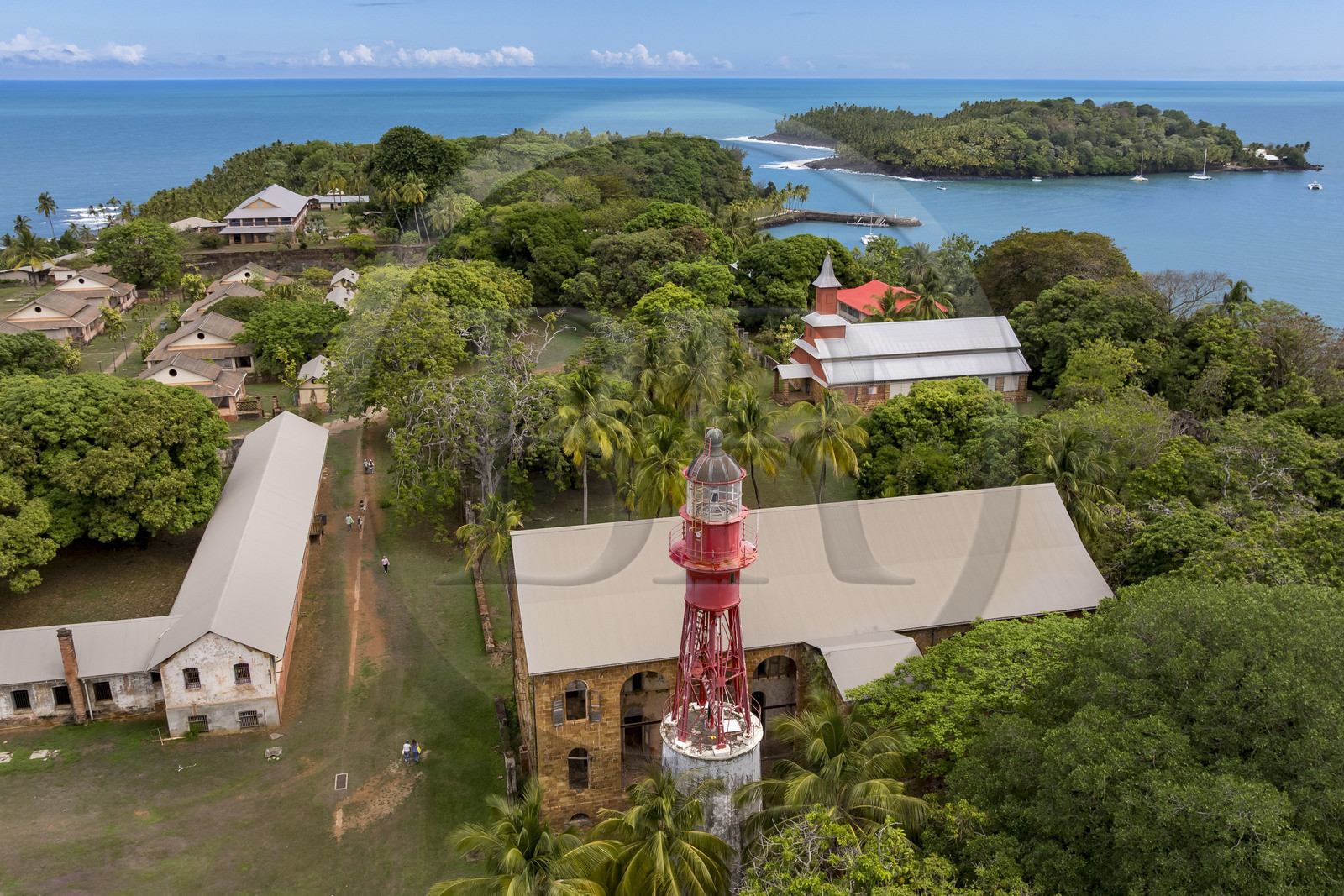 France, Guyane, Kourou, Iles du Salut, l'Ile Royale qui accueillait l'administration, la chapelle et l'hôpital du bagne ainsi que les logements de la direction et des gardiens (vue aérienne)