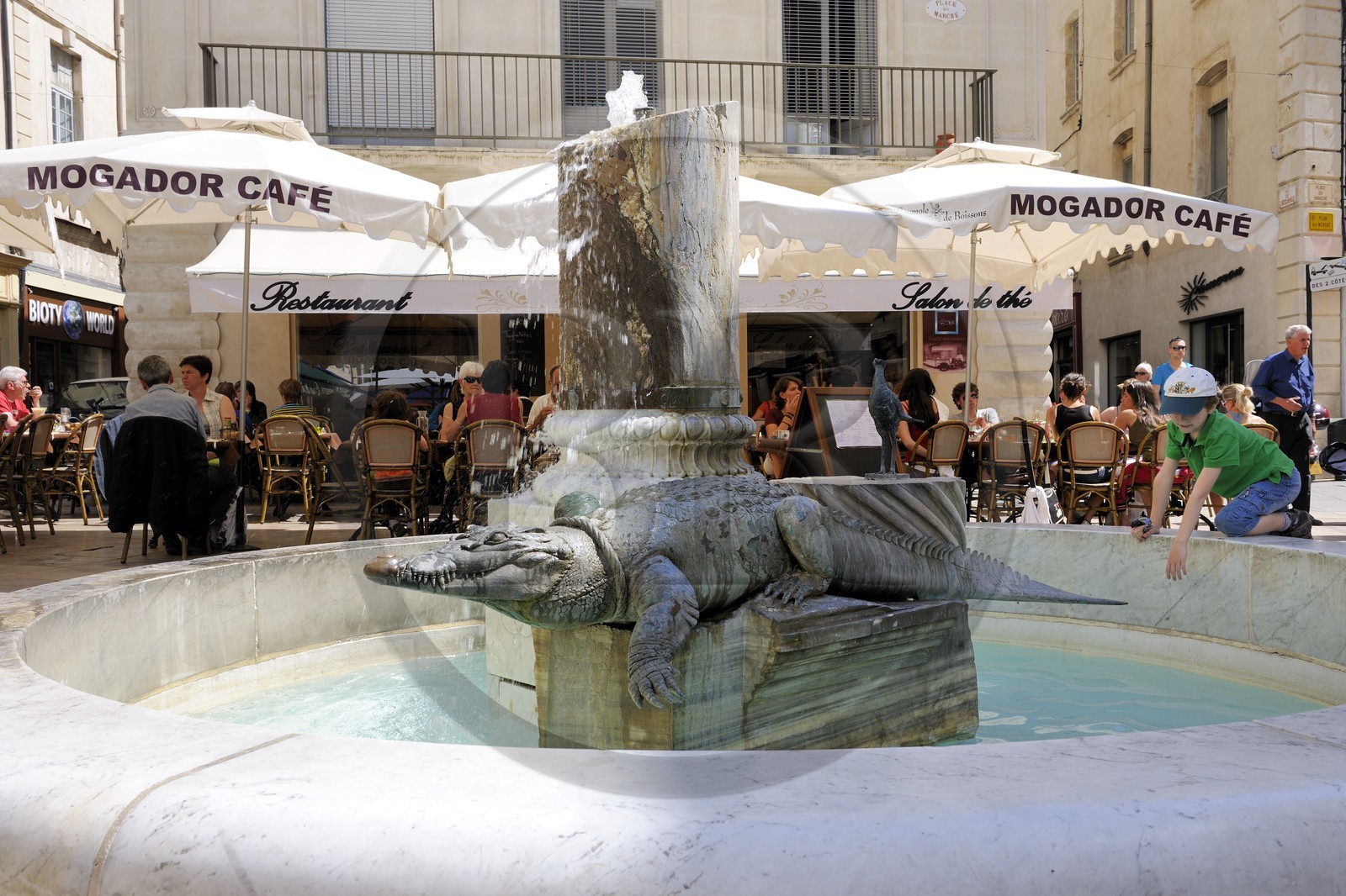 France, Gard (30), Nimes, fontaine du crocodile de la Place du Marché par Martial Raysse