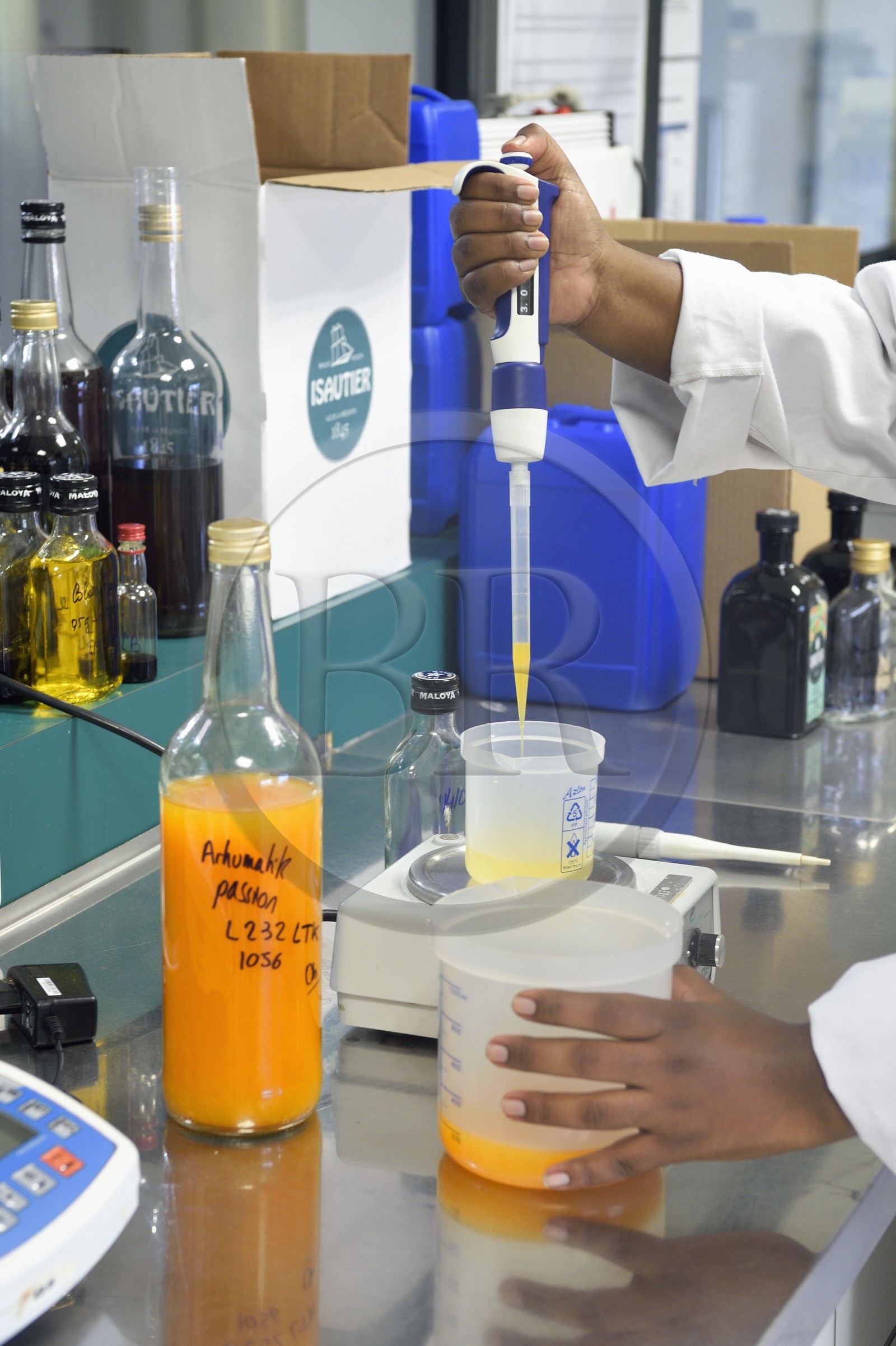 France, Ile de la Reunion, Saint Pierre, domaine de la distillerie Isautier, laboratoire d'analyses et de conception des nouveaux arrangements de rhum