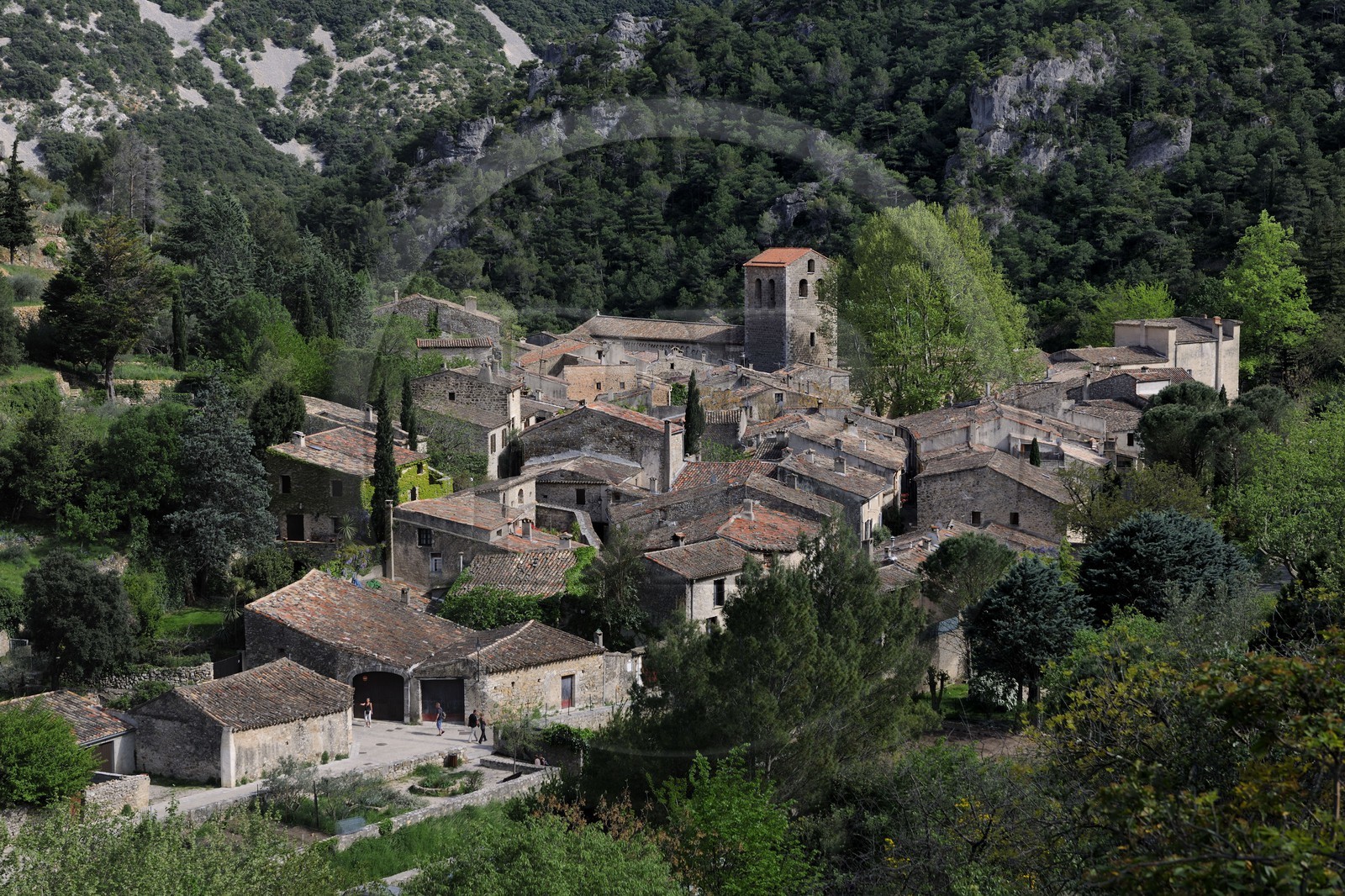 France, Hérault (34), village médiéval de Saint-Guilhem-le-Désert, étape du pélerinage de Saint-Jacques-de-Compostelle, labellisé Les Plus Beaux Villages de France, abbaye de Gellone du XIe siècle classée Patrimoine Mondial de l'UNESCO
