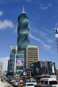 Panama, Panama City, la Tour F & F précédemment connue sous le nom de la Tour de la Révolution et aussi El Tornillo (la vis)