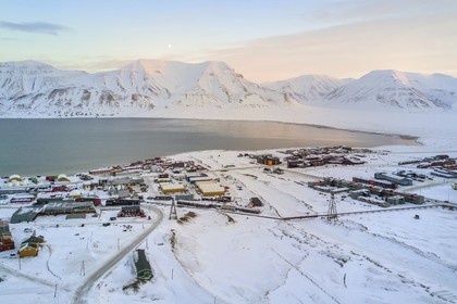 Norvège, Svalbard, Spitzberg, la ville de Longyearbyen en bordure de l'Adventfjorden (vue aérienne)