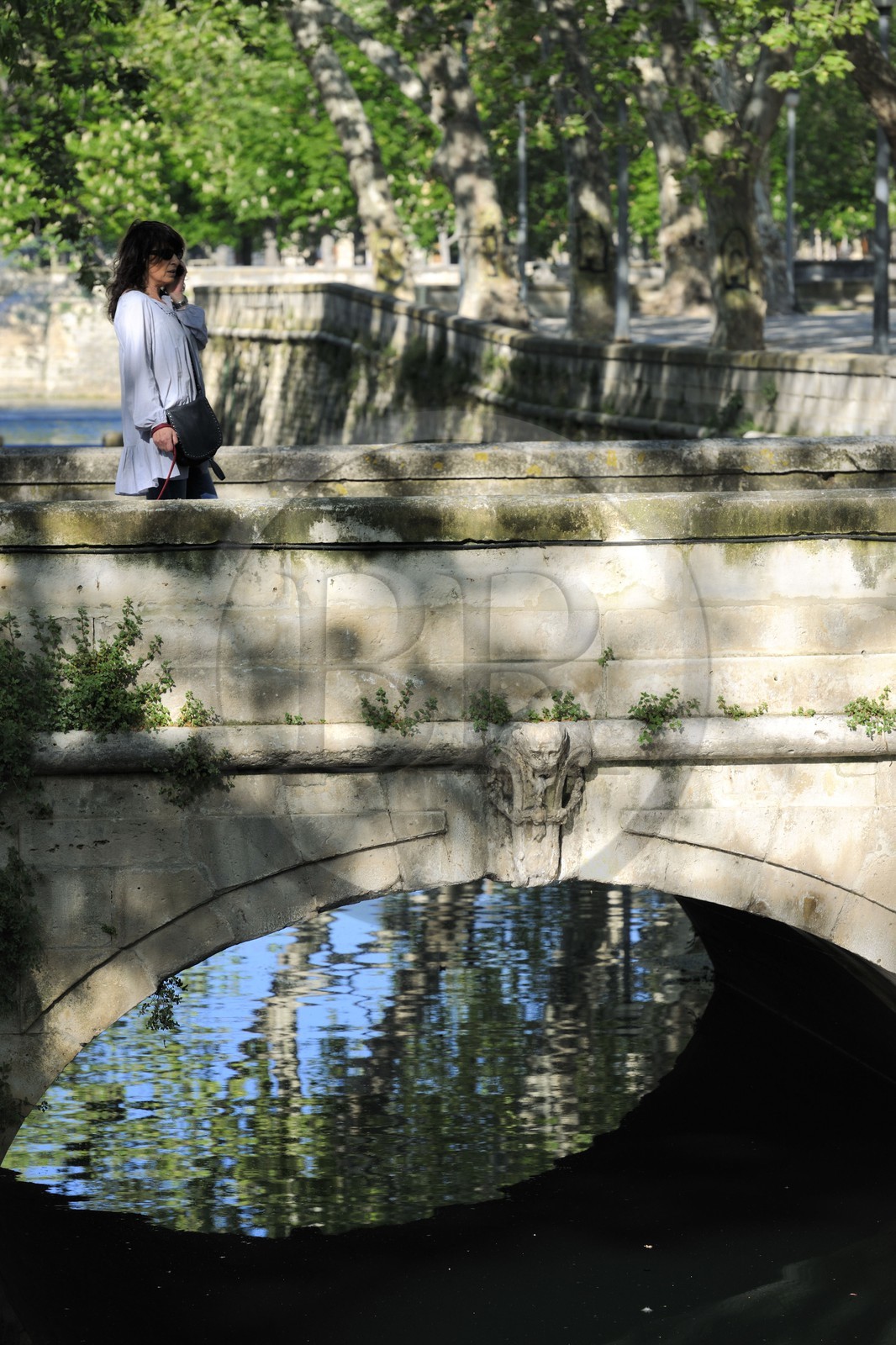 France, Gard (30) Nimes, les quais de la fontaine