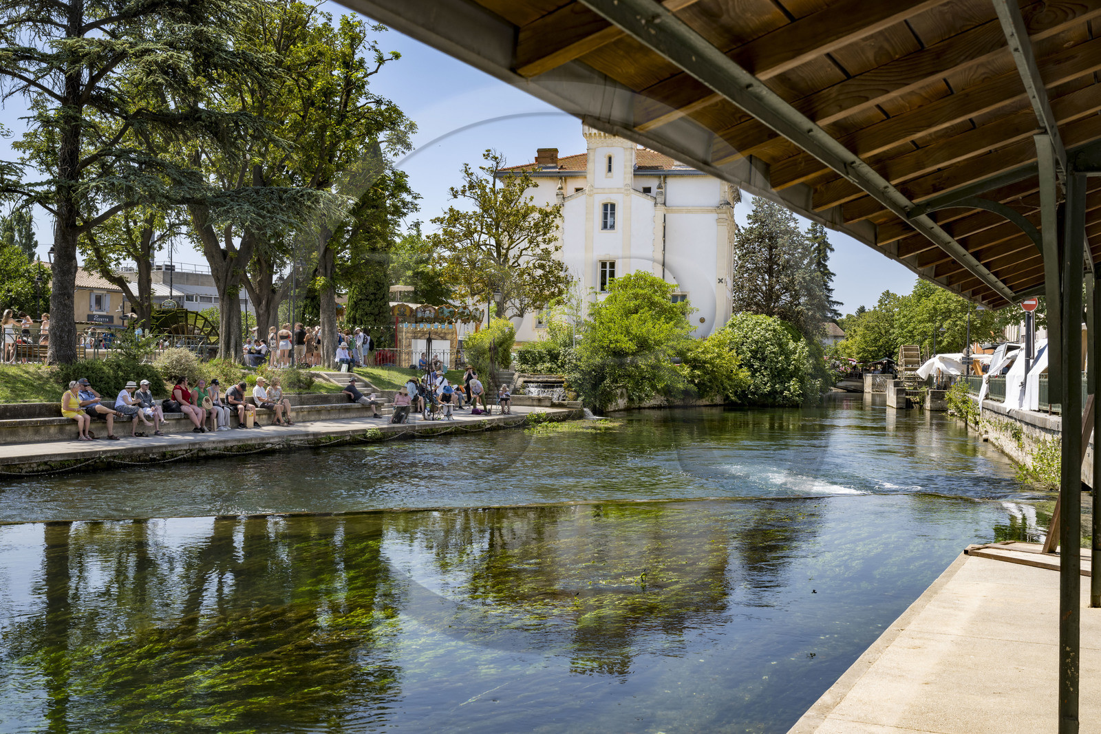 France, Vaucluse (84), L'Isle-sur-la-Sorgue, les rives de la Sorgue aux ondoyant herbiers au coeur de la vieille ville quai Jean Jaures
