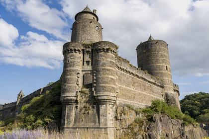 France, Ille-et-Vilaine (35), Fougères, château-fort du XIIe siècle, la Poterne ou tour d'Amboise surmontée de la tour des Gobelins, la tour Mélusine en arrière plan