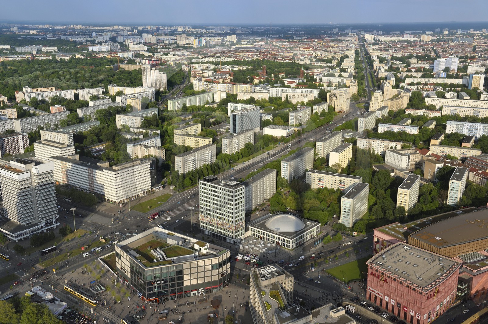 Allemagne, Berlin, quartier de Berlin-Mitte, Alexanderplatz au premier plan, la Karl-Marx Allee est la plus grande artère du pays menant d'Alexanderplatz à Frankfurter Tor