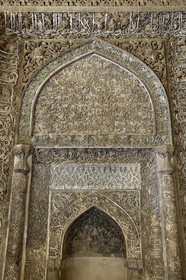 Iran, province d'Ispahan, Ispahan, Mosquée Jame, grande mosquée d'Ispahan dite aussi mosquée du vendredi, chabestan, salle du sultan Uljaitu, mihrab en stuc où les inscriptions coraniques se mêlent aux motifs floraux