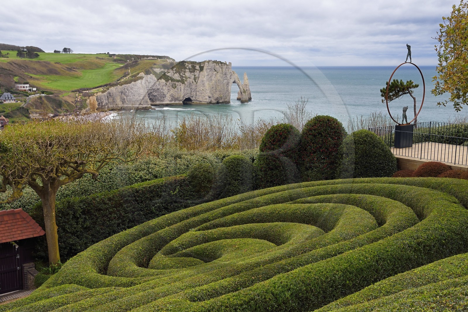 France, Seine-Maritime (76), Pays de Caux, Côte d'Albâtre, Etretat, Les Jardins d'Etretat de Alexander Grivko, sculpture L'été, bronze fer Armenie 2019 de l'artiste Gevorg Tadevosyan