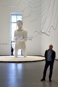 France, Paris (75), la Fondation Louis Vuitton de l'architecte Frank Gehry,  A=F=L=O=A=T (2014) de Cerith Wyn Evans au premier plan et Mann in Matsch (2009) sculpture de Thomas Schütte en arrière plan (Demande d'autorisation nécessaire avant publication)