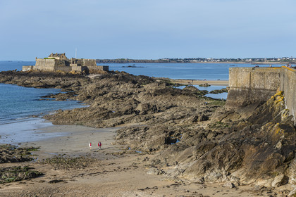France, Ille et Vilaine, Cote d'Emeraude (Emerald Coast), Saint Malo, Fort National designed by Vauban and built by Siméon Garangeau from 1689 to 1693, Eventail beach at low tide