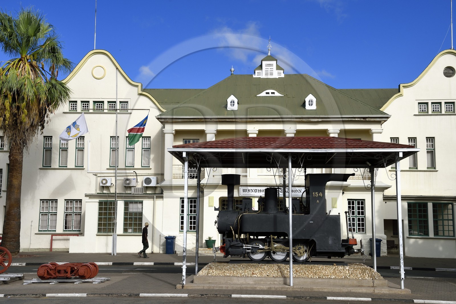 Namibie, région de Khomas, Windhoek, la gare dans Bahnhof strasse à l'architecture coloniale datant de l'époque allemande, la moitié d'une locomotive à l'origine jumelle exploitée entre 1904 et 1915 appelée Poor Old Joe au premier plan