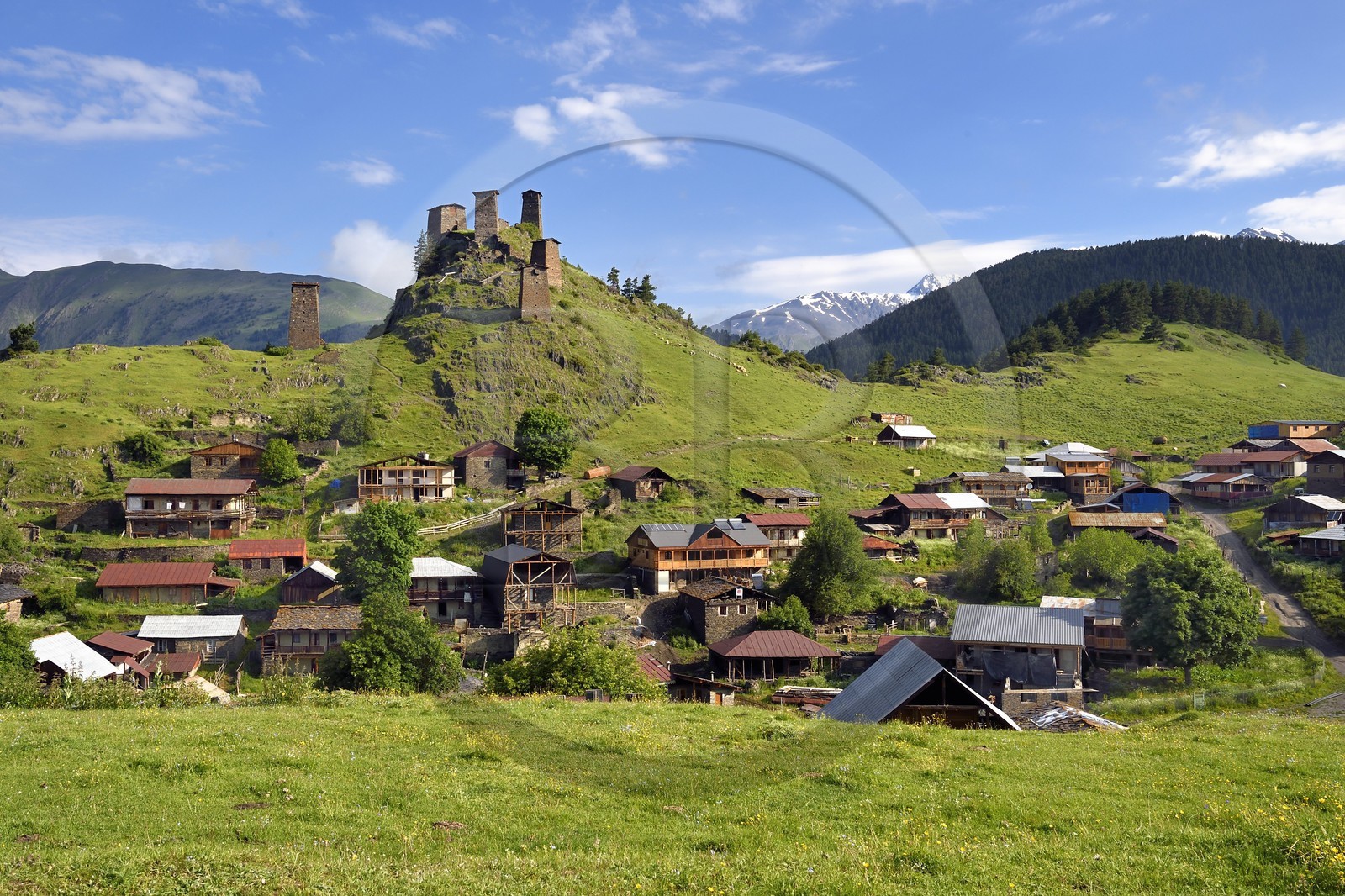 Géorgie, Kakheti, Parc national de Touchétie, Omalo, la forteresse de Keselo de Zemo (haut) Omalo a servi de refuge aux habitants en temps de guerre, tours fortifiées médiévales