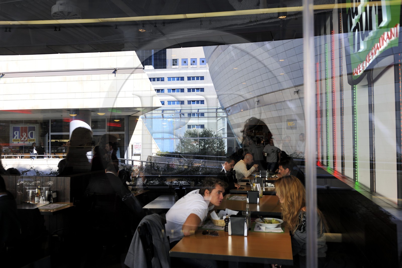 Turquie, Istanbul, le centre commercial Canyon (Kanyon Alişveriş Merkezi), une réalisation des cabinets d'architectes Jerde Partnership de Los Angeles et Tabanlioglu d'Istanbul, fast food