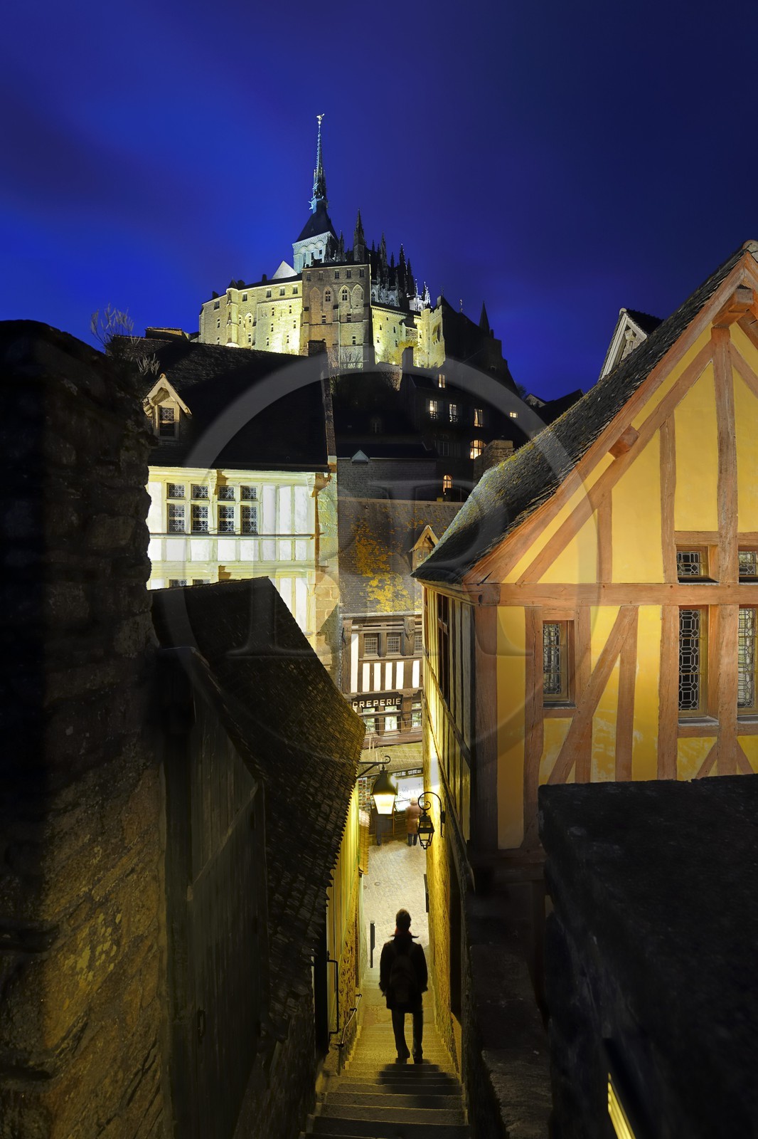 France, Manche (50), Mont-Saint-Michel, classé Patrimoine Mondial de l'UNESCO, escalier donnant sur la Grande Rue depuis les remparts et l'abbaye