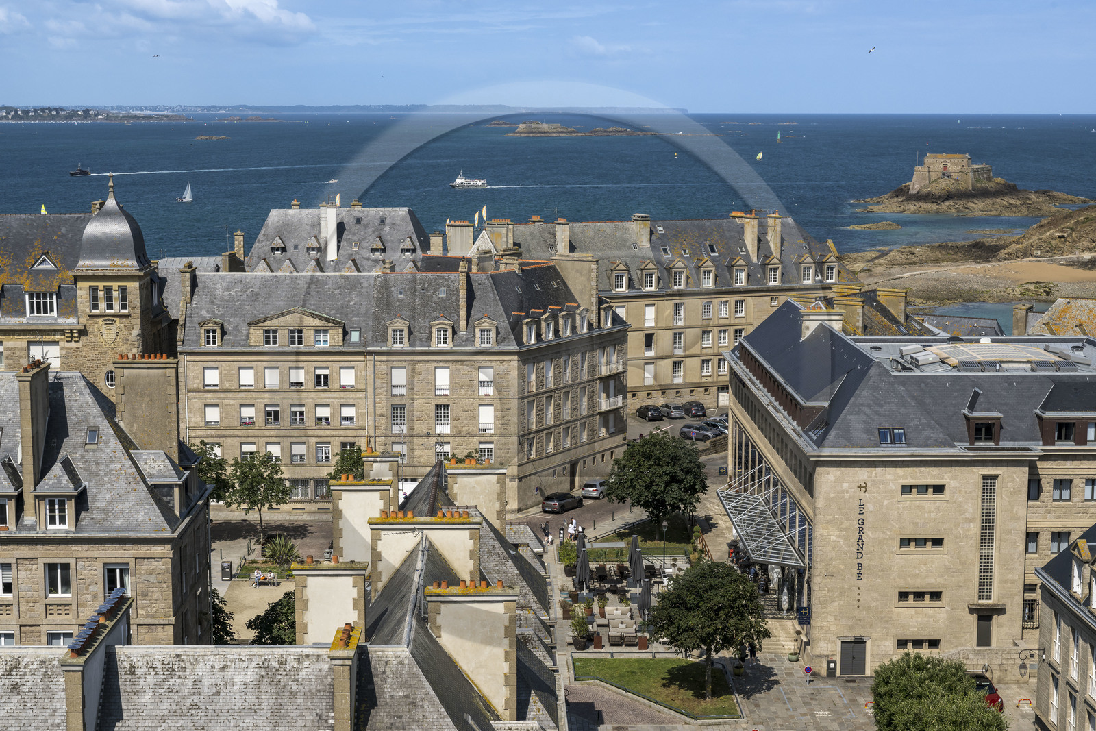 France, Ille-et-Vilaine (35), Côte d'Emeraude, Saint-Malo intra-muros, Golden Tulip Le Grand Bé Saint-Malo Hotel dans l'ancien Hotel des impots sur la place des Frères Lamennais,  le fort de Petit Bé en arrière plan
