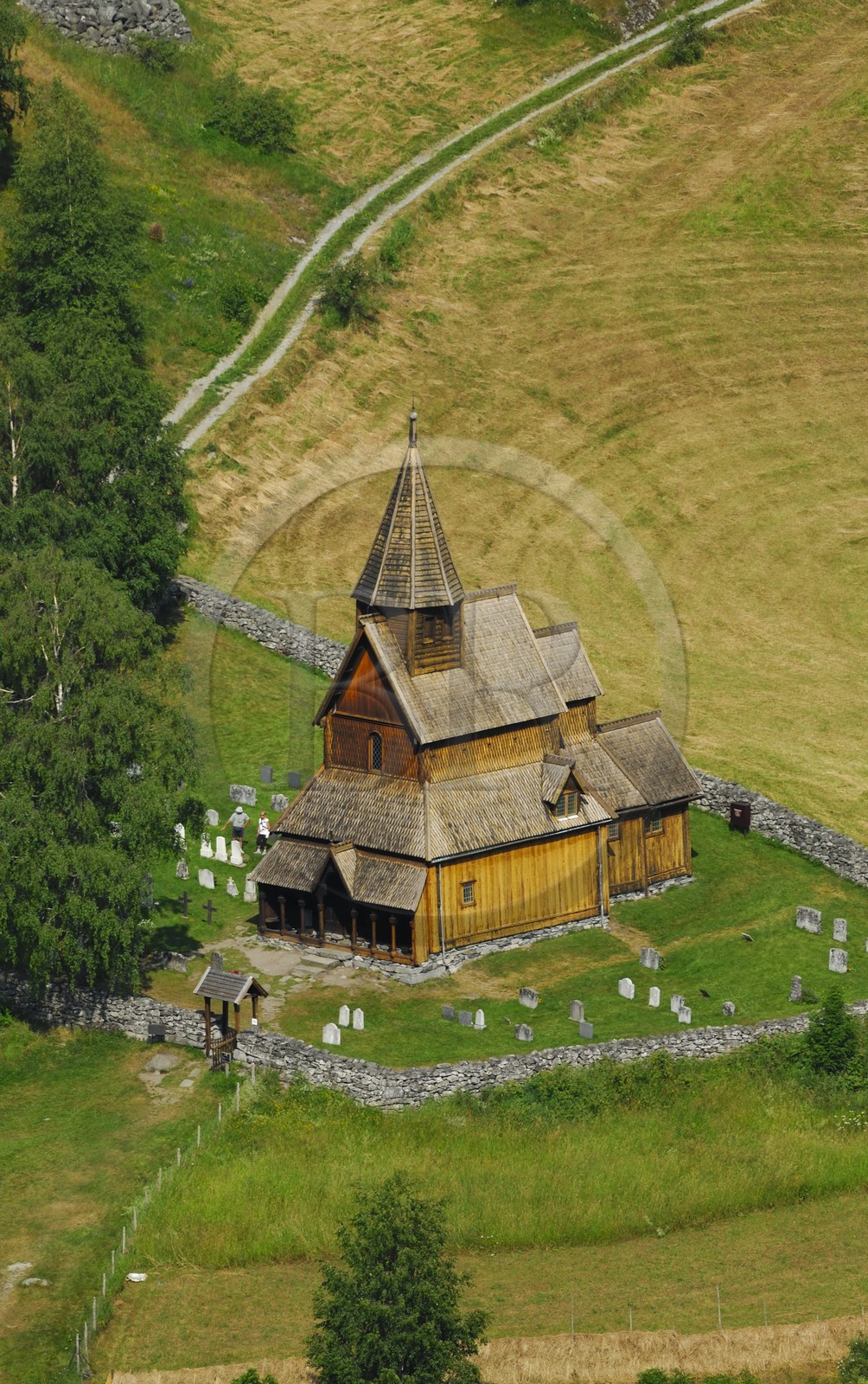 Norvège, Sogn og Fjordane, fjord de Lujster (Lustrafjord), église en bois debout d'Urnes (vue aérienne)
