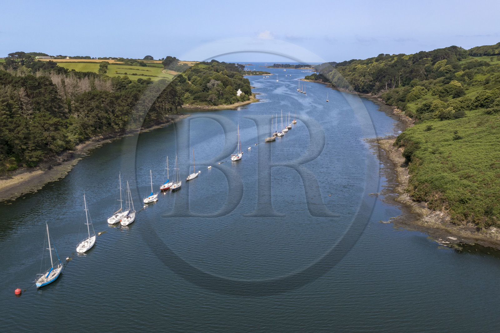 France, Finistère (29), Pays des Abers, Aber Wrac'h, Plouguerneau, mouillage de voiliers près de la cale de Paluden (vue aérienne)