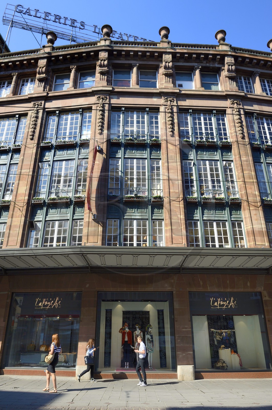 France, Bas-Rhin (67), Strasbourg, vieille ville classée au Patrimoine Mondial de l'UNESCO, La Grande Percée de 1908 dans le plan de la Neustadt, les Galeries Lafayettes primitivement Magmod (Magasins modernes) à l'angle rue du 22 Novembre et rue des Francs-Bourgeois