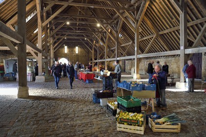 France, Calvados (14), Pays d'Auge, Saint-Pierre-sur-Dives, vente de fruits et légumes sous les halles du XIe siècle reconstruites au XVe siècle