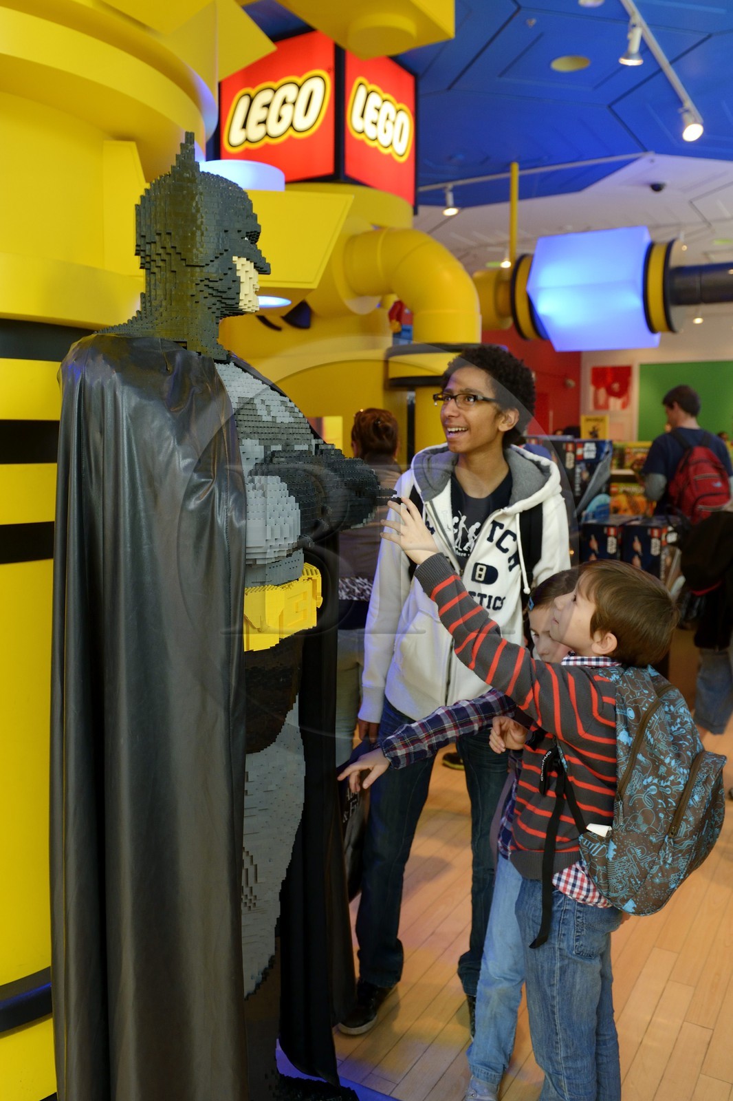 Etats-Unis, New York, Manhattan, le plus grand magasin de jouet au monde FAO Schwarz sur la 5ème Avenue, batman grandeur nature en Lego